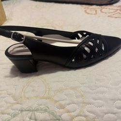 Easy Street Bizzy Women's Slingback Pumps