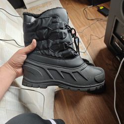Size 6 Men Snow Boots.