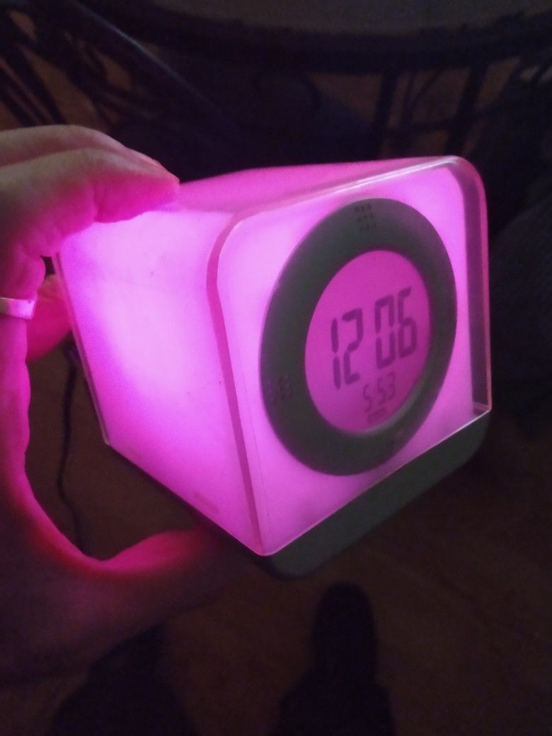 Alarm Clock  Good For Travel    Or Home. Electric And Battery   Battery Not Included  Only Electric Cort 