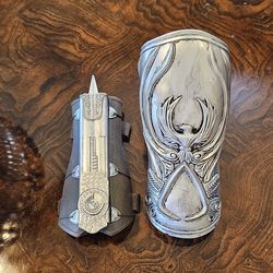 Assassin's Creed Brotherhood Gauntlet Hidden Blade Neca Ubisoft 2011 / Collectible / Roleplay / Playstation / Xbox / Nintendo / Toy / Cosplay