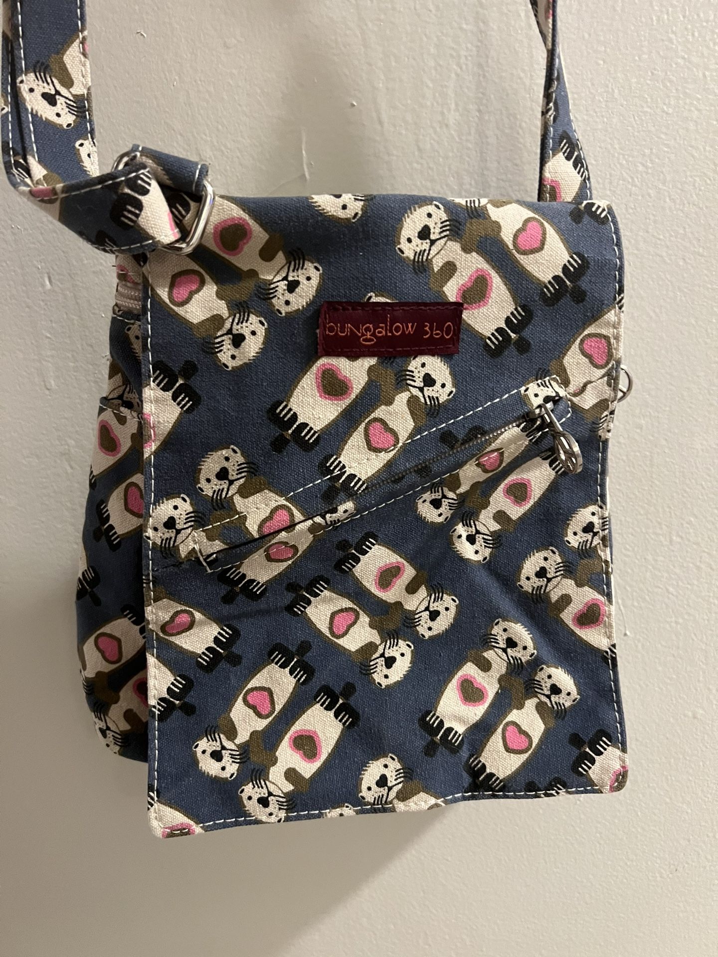 Bungalo 360 Small Messenger Bag With Otters