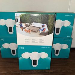 Ring Floodlight Cam Plus / Motion-Activated Camera 1080p White