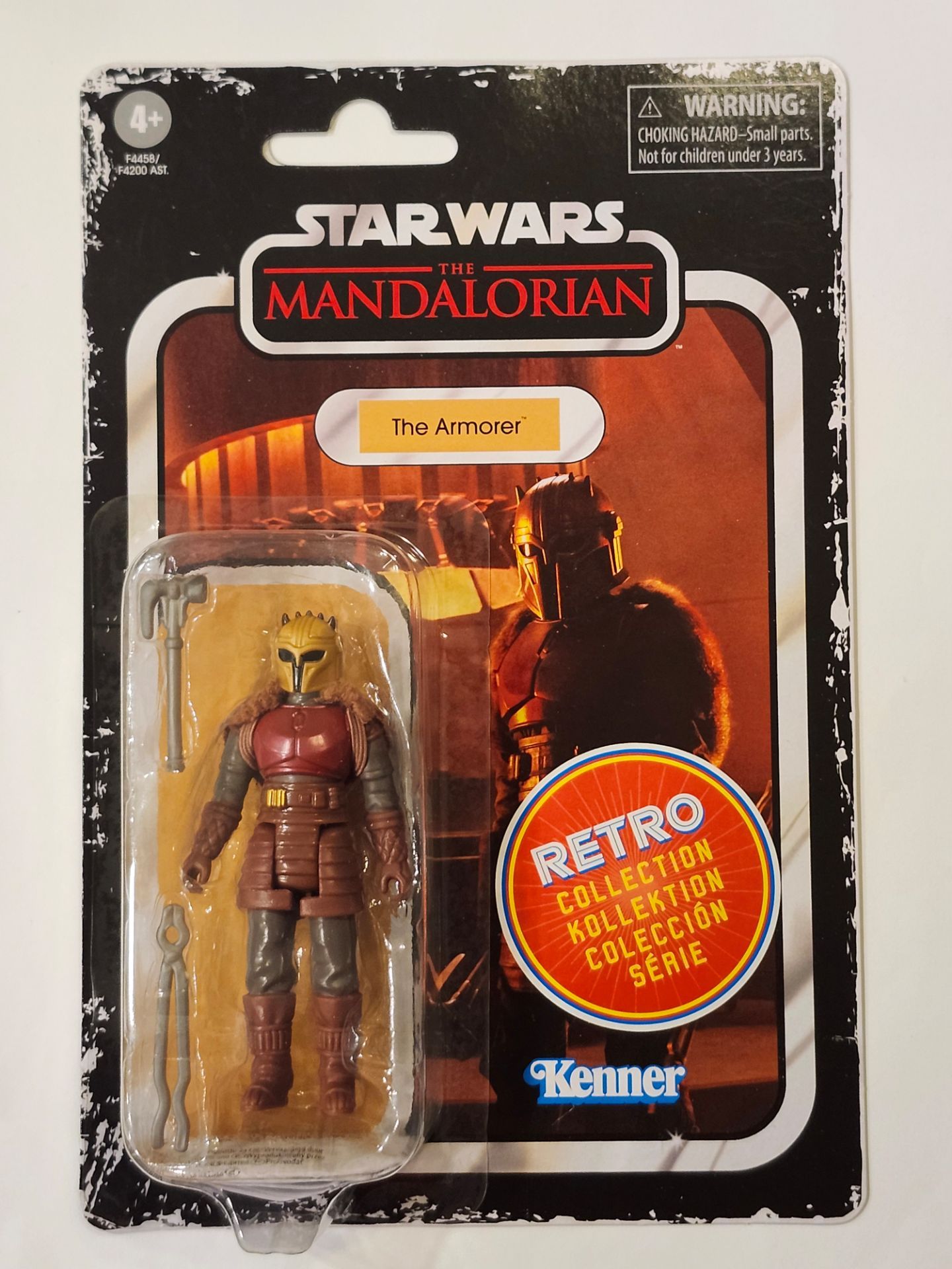 KENNER CARD. STAR WARS RETRO COLLECTION. THE MANDALORIAN. THE ARMORER 3.75 " ACTION FIGURE.