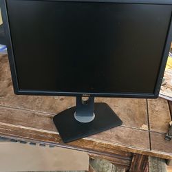 22” Dell Computer Monitor With Pedestal. Works Great