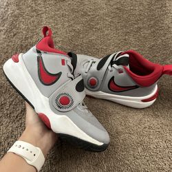 Nike Team Hustle D 11 Kids Basketball Sneakers