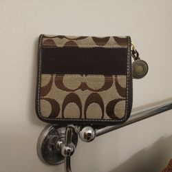 VINTAGE DISCONTINUED COACH HAND WALLET 