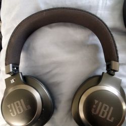 JBL Live 650 Around-Ear Wireless Headphone with Noise Cancellation - Black


