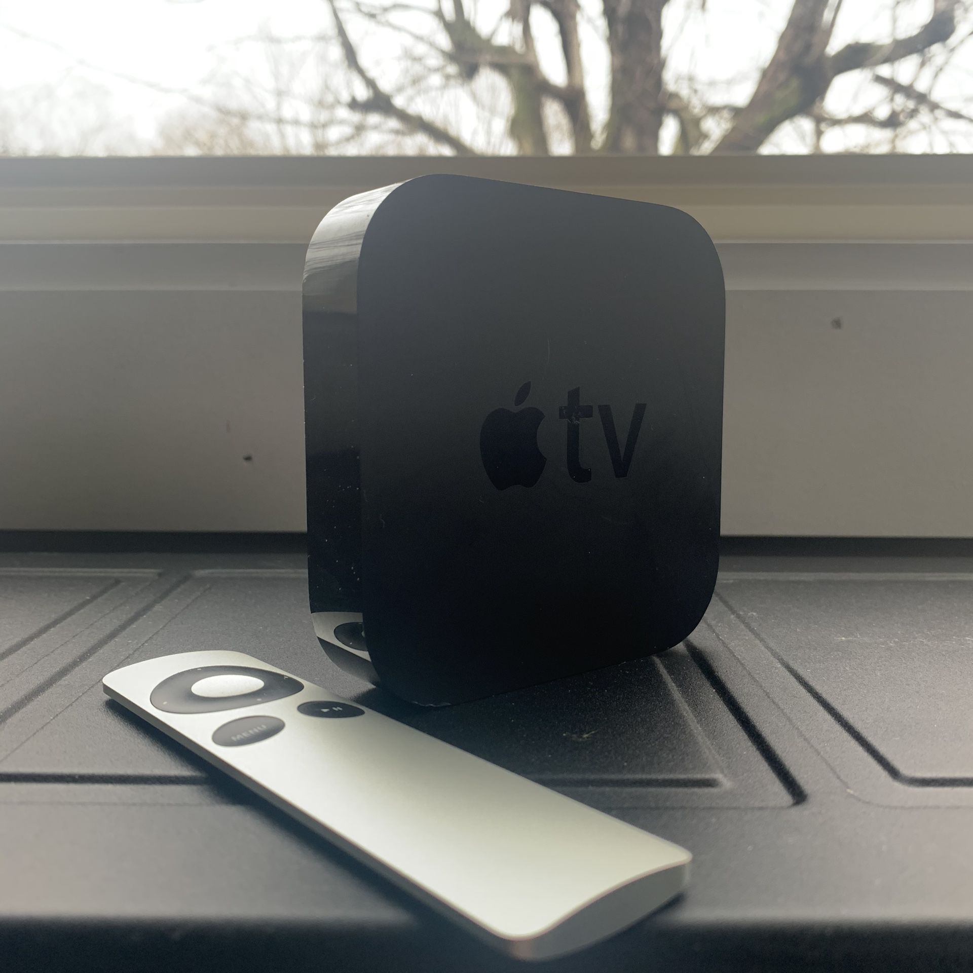 Apple TV with new remote *works perfectly* make offer