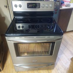 Excellent Condition Frigidaire Gallery Series 5 Burner glass top stove with Self Cleaning Convection Oven.  Works Like New