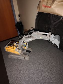 VERY CLEAN YIGONG JUST NEEDS A NEW REMOTE