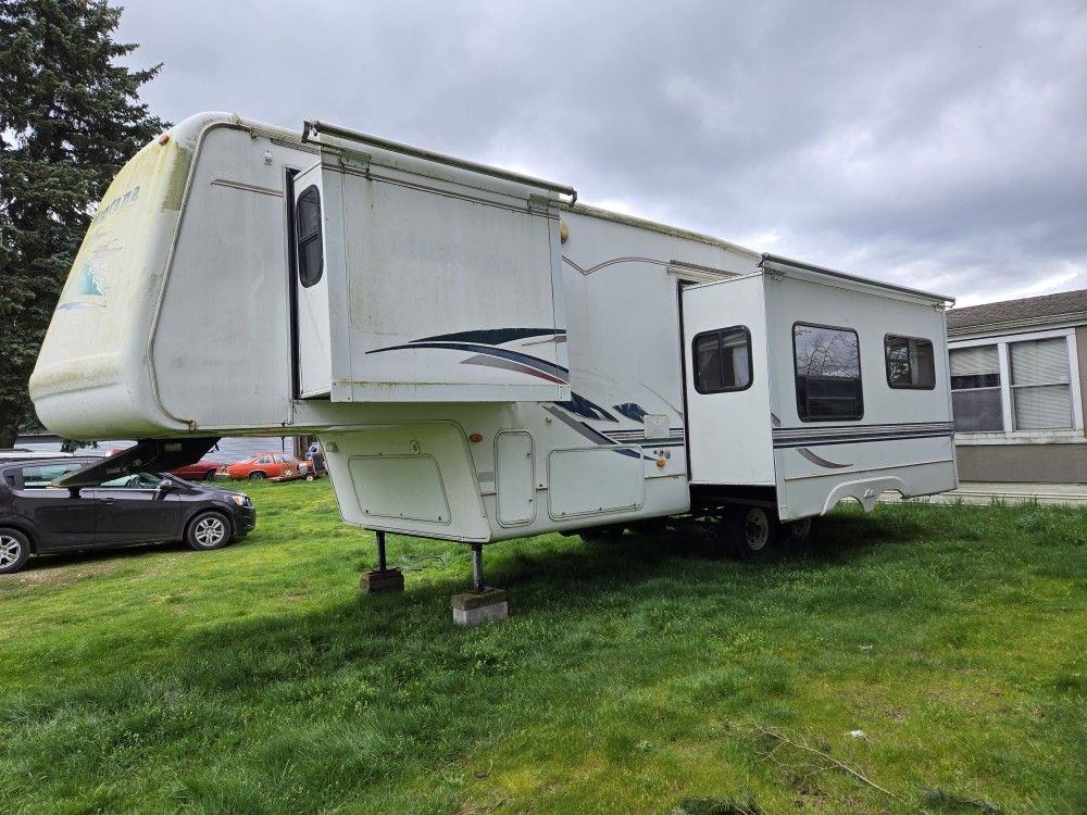 2002 Keystone Montana Fifth Wheel Trailer