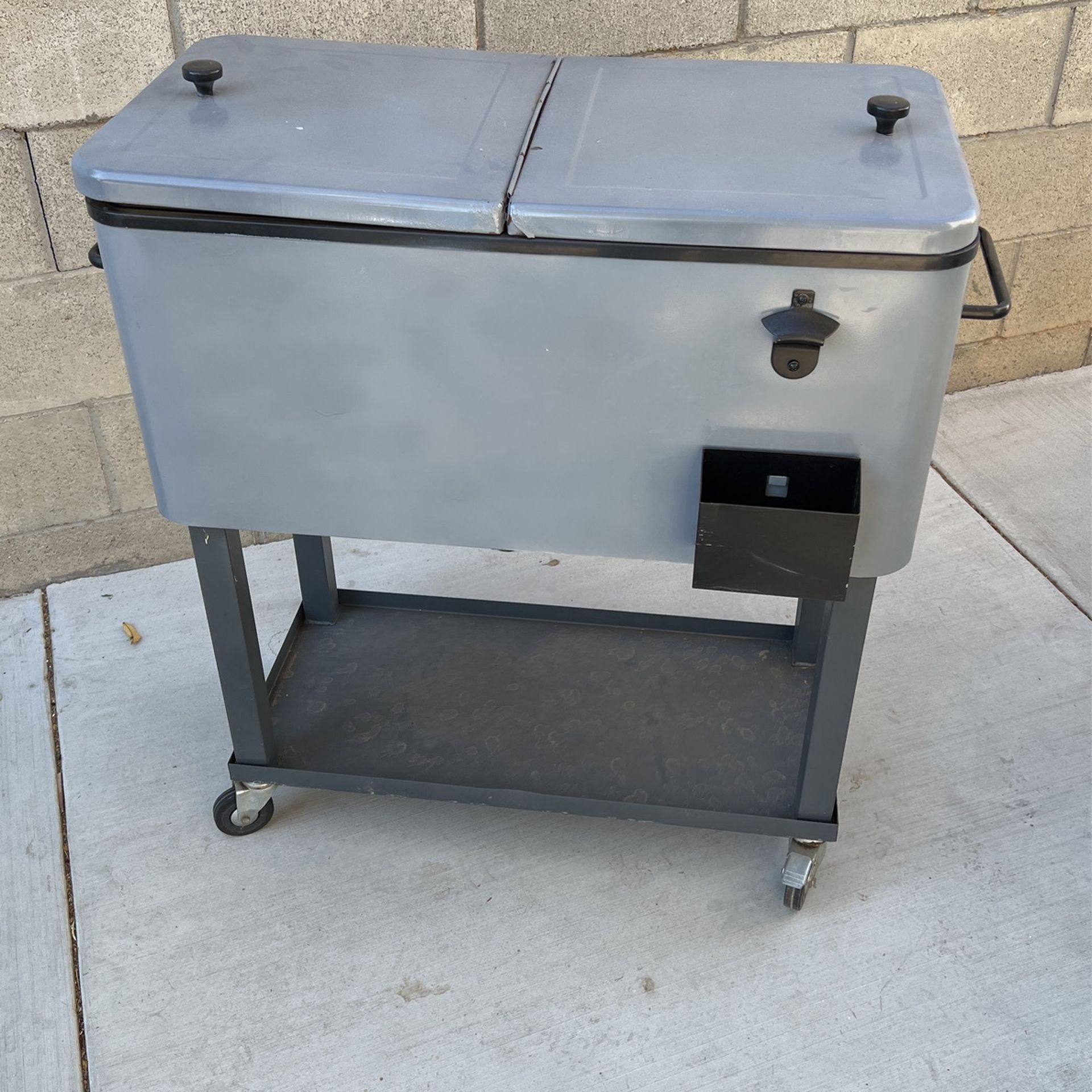 Igloo Cooler 32x16 W/ Wells 