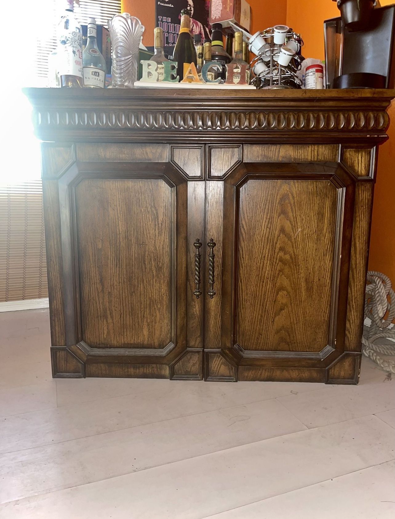 🎁Happy Holidays Wine Liquor Bar With Lots Of Space