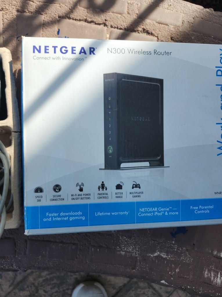 NETGEAR N300 WIRELESS ROUTER, WORKS.