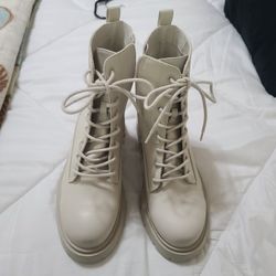 Off White Boots Size 9 Memory Foam
