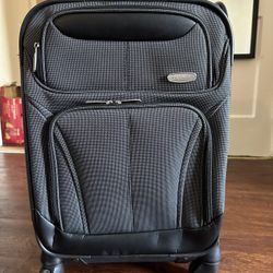 Skyline Carry On Spinner Suitcase
