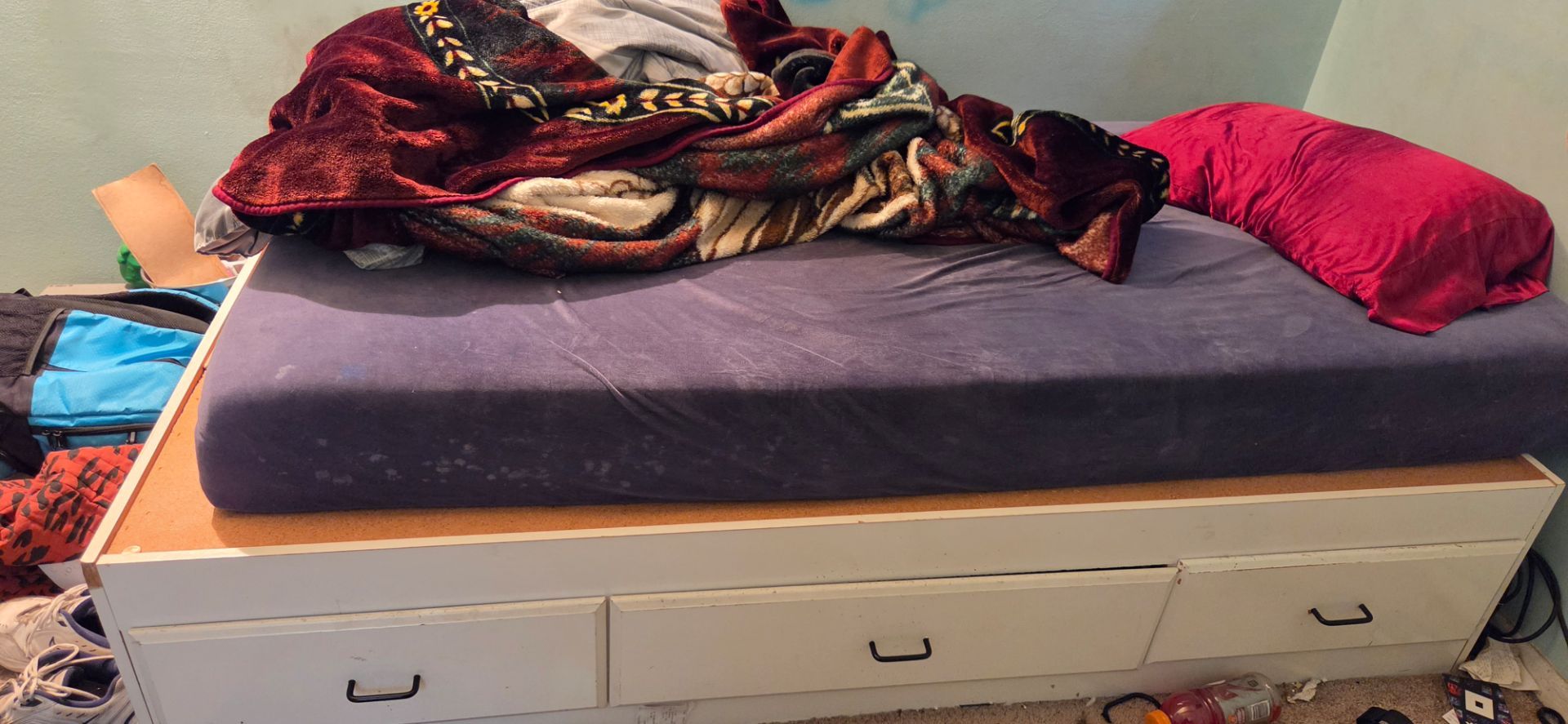 Twin size platform bed w/drawers