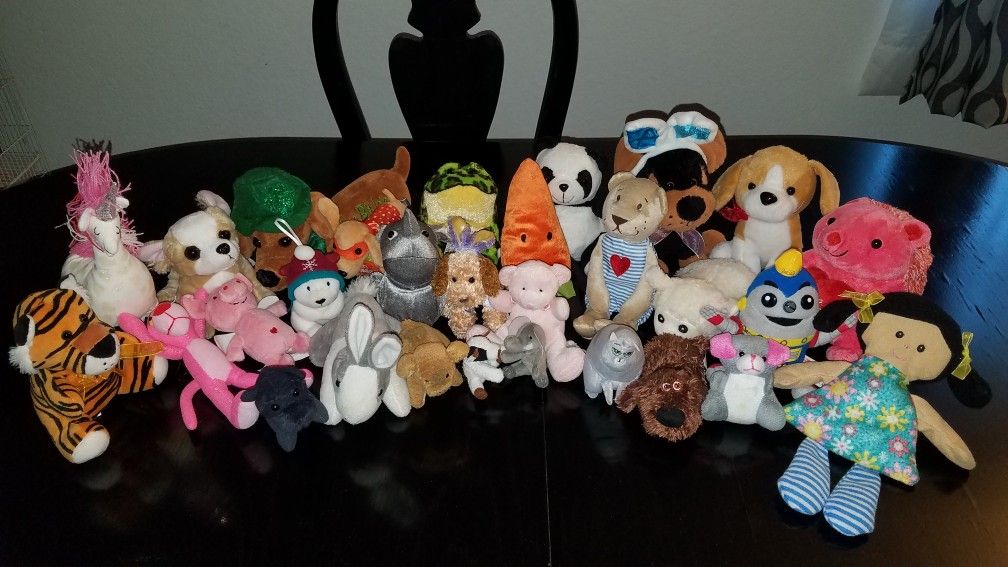 Various toy plushies