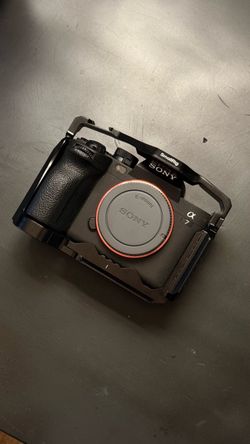 Sony a7iv - (LIKE NEW)