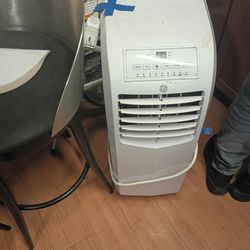 GE 6,000-BTU Portable Air Conditioner, APCD06AXWW