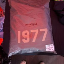 Small 1977 essentials hoodie brand new still with tag & I have receipt