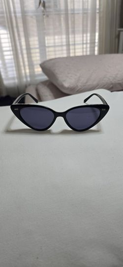 New People Sunglasses Cat Eye Black
