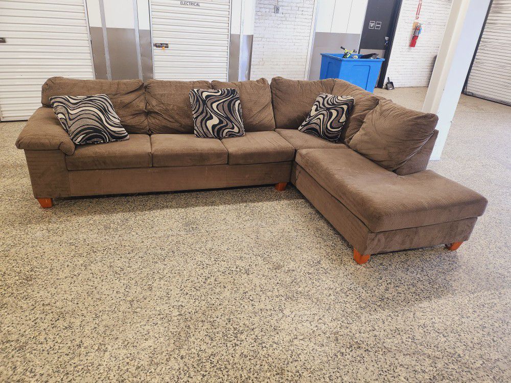 Brown Sectional (I CAN DELIVER)