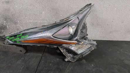 2016-2017-2018 TOYOTA PRIUS RIGHT HEADLIGHT OEM USED #11429