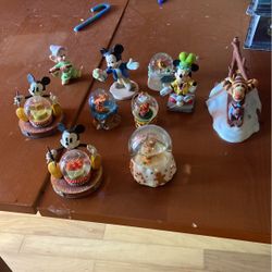 Disney Lot. Globes And Figurines 