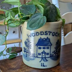 Vintage Primitive 1998 Maple City Pottery USA Crock Woodstock Illinois With Farmhouse Inscribed On Front 

