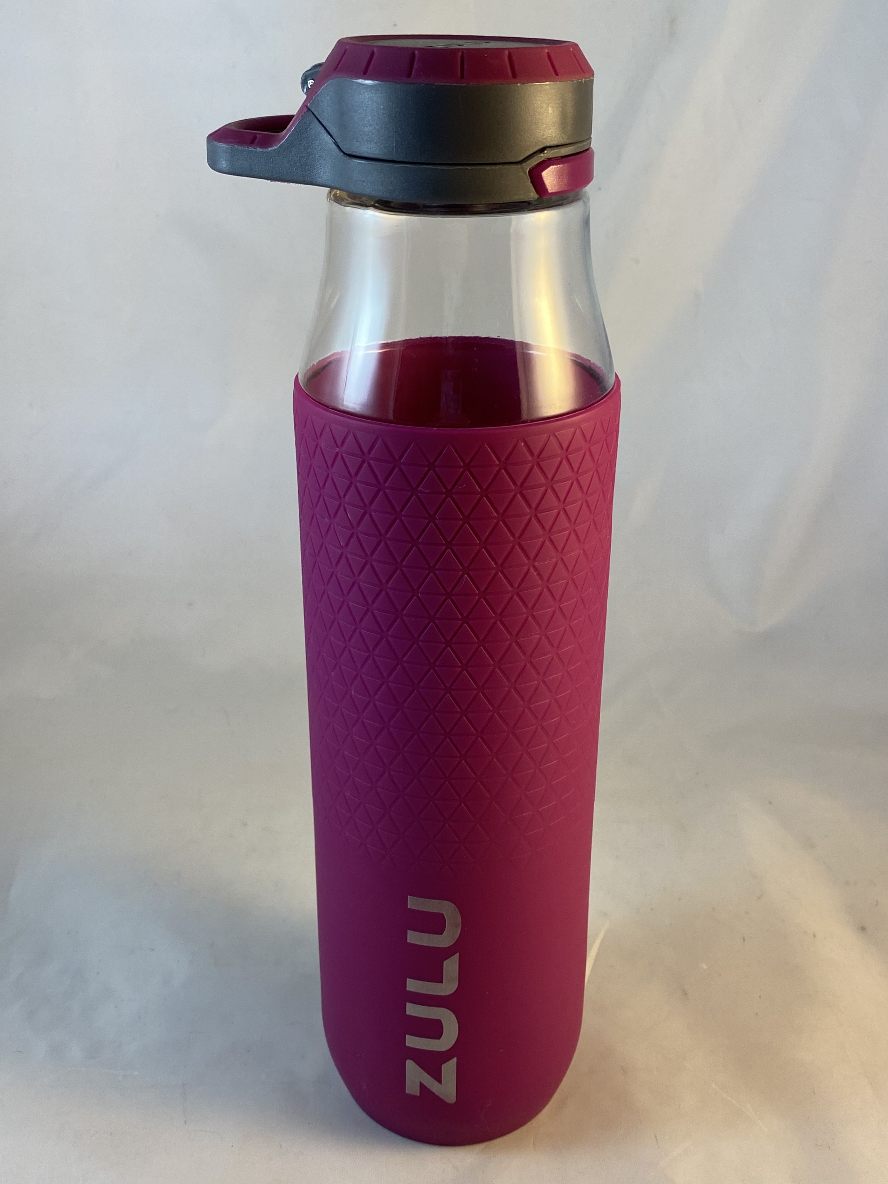 ZULU Studio Glass Water Bottle with Silicone Sleeve, 28 oz, Fuchsia. frntcab