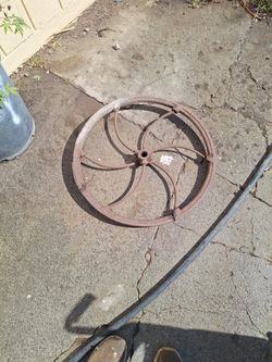 Antique antique iron wheel.
