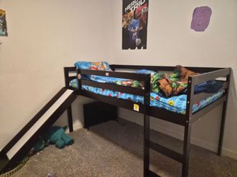 Twin bunk bed