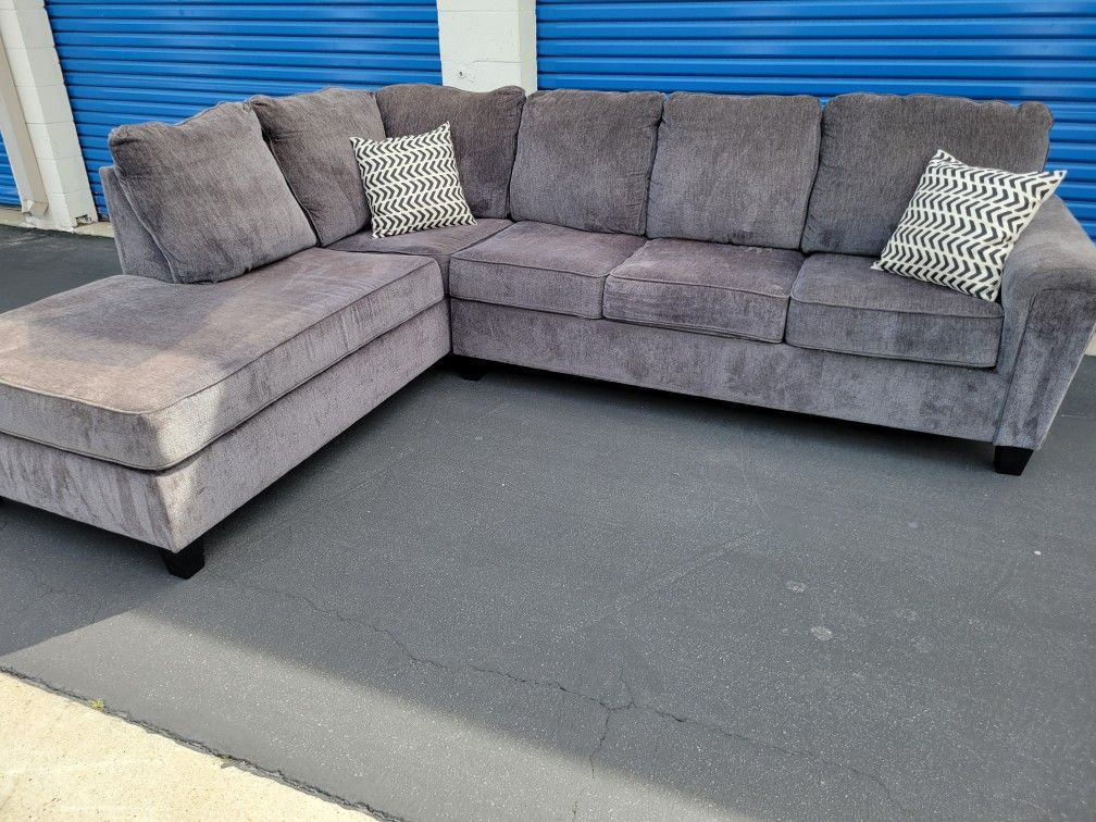 SECTIONAL COUCH FROM ASHLEY'S FURNITURE FREE CURBSIDE DELIVERY WITHIN 10 MILES FROM CHATSWORTH 