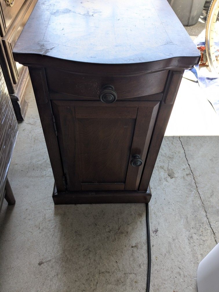 End table With Chargeing Outlets And USB