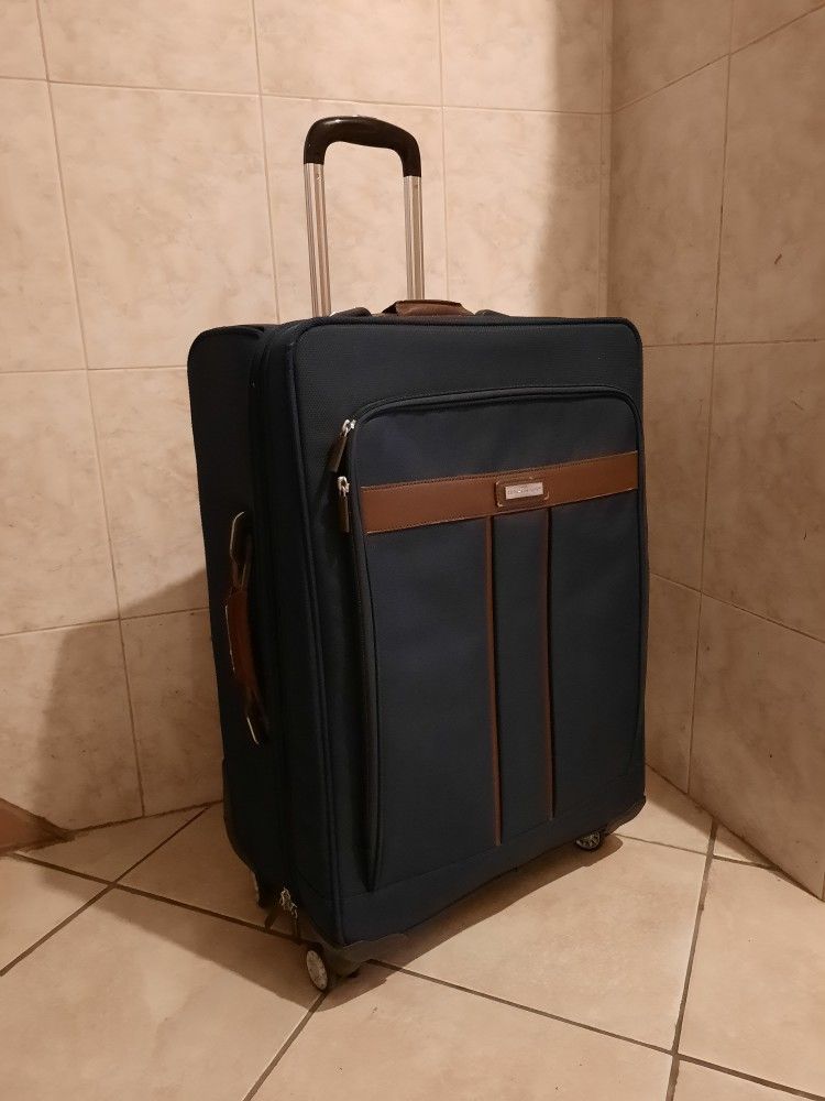 HARTMANN Luxury 27" Luggage in Great Condition. (Asking Only $100..Sells For Over Triple That Price)