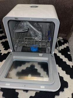 COMFEE countertop portable dishwasher. You can also use it in campers. This compact dishwasher is designed for small spaces like apartments, dorms, or