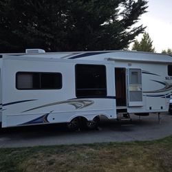 2012 Heartland 33ft 4 Tip Outs In Excellent Condition Fully Equipped 