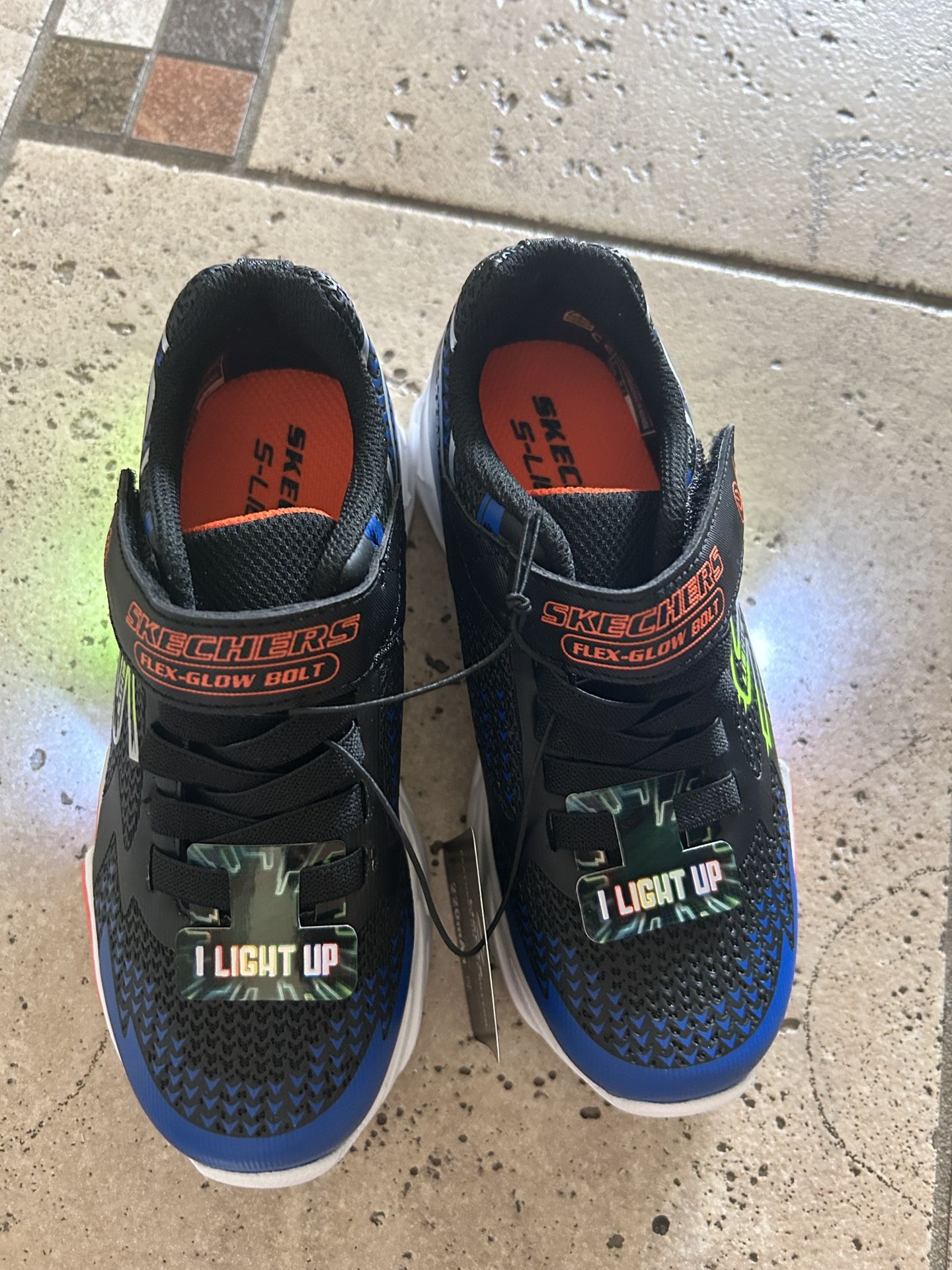 NWT Skechers girls Heart light up sneakers Size 1