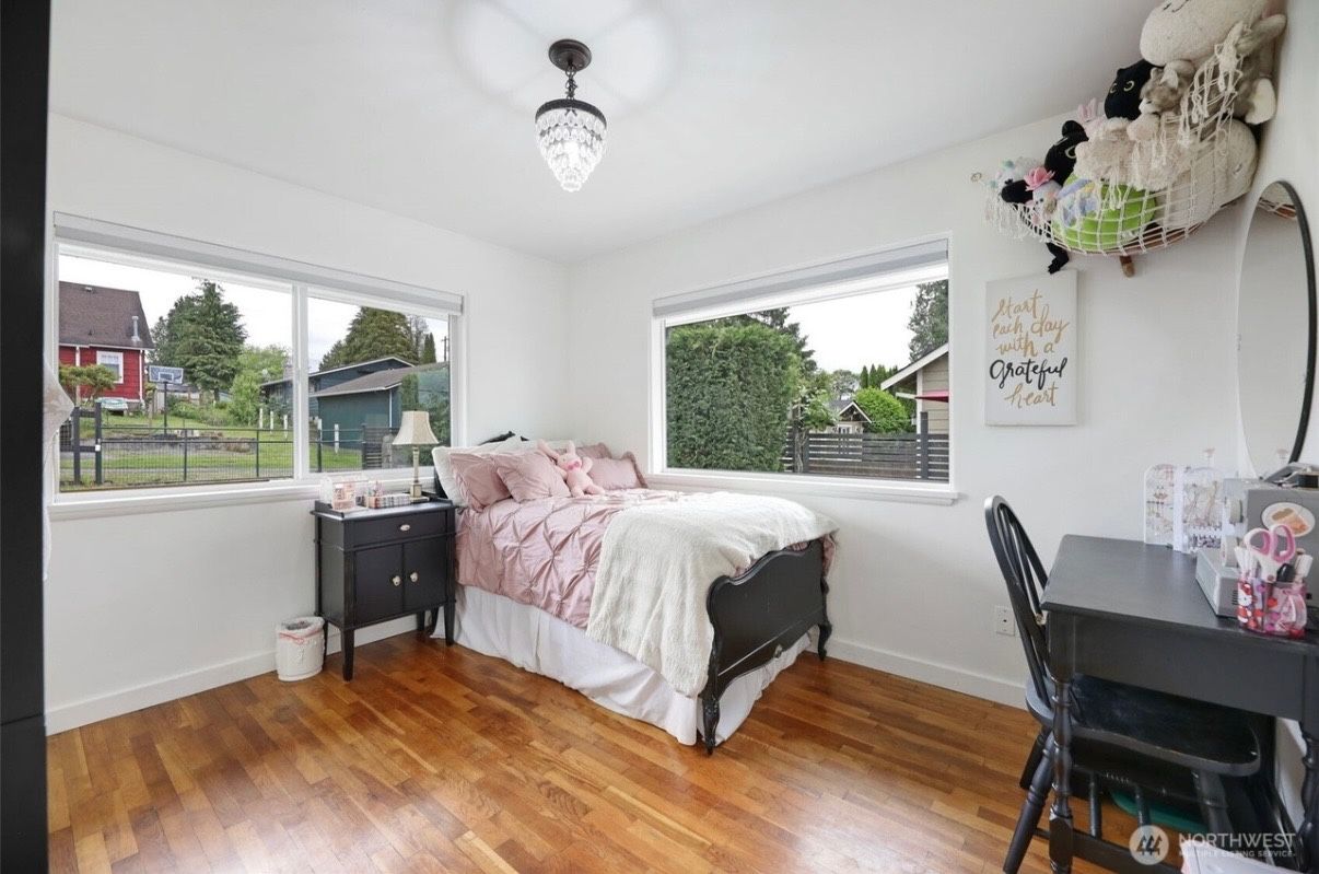Twin Antique Bedroom Set