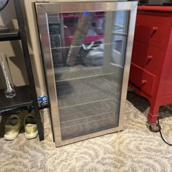 Insignia Mini fridge 