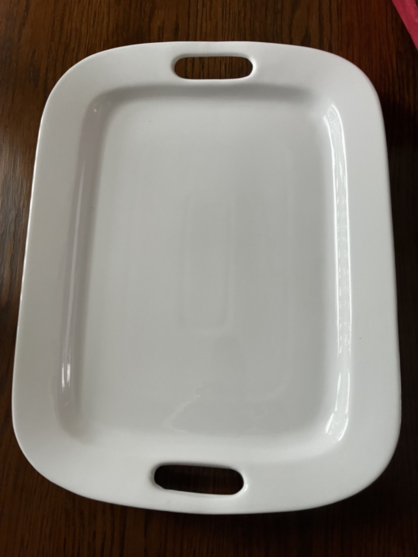 It’s A Beautiful Big Serving Dish. The Color Is White This Made By The Cellar Never Been Used It’s easy To Carrie Have Handle