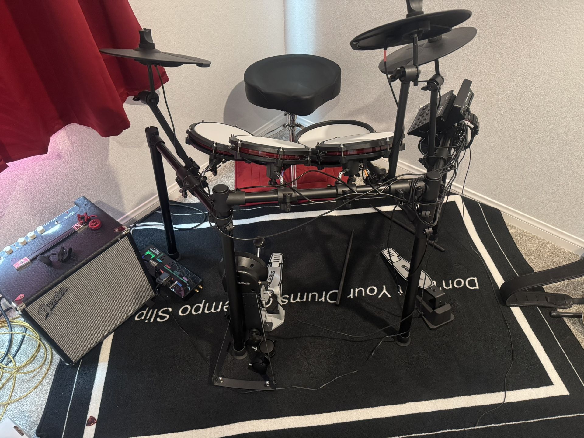 REDUCED!! Alesis 5 PC Nitro Mesh Drum Set. Includes Throne and Drum Mat