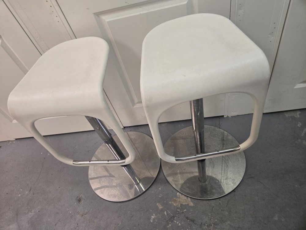 2 White Bar Stool