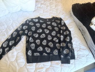 No boundaries size large black skull sweater