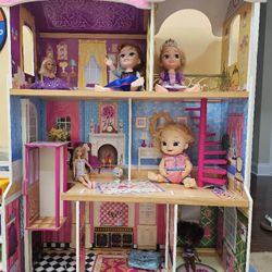 Wooden Doll House With Dolls8