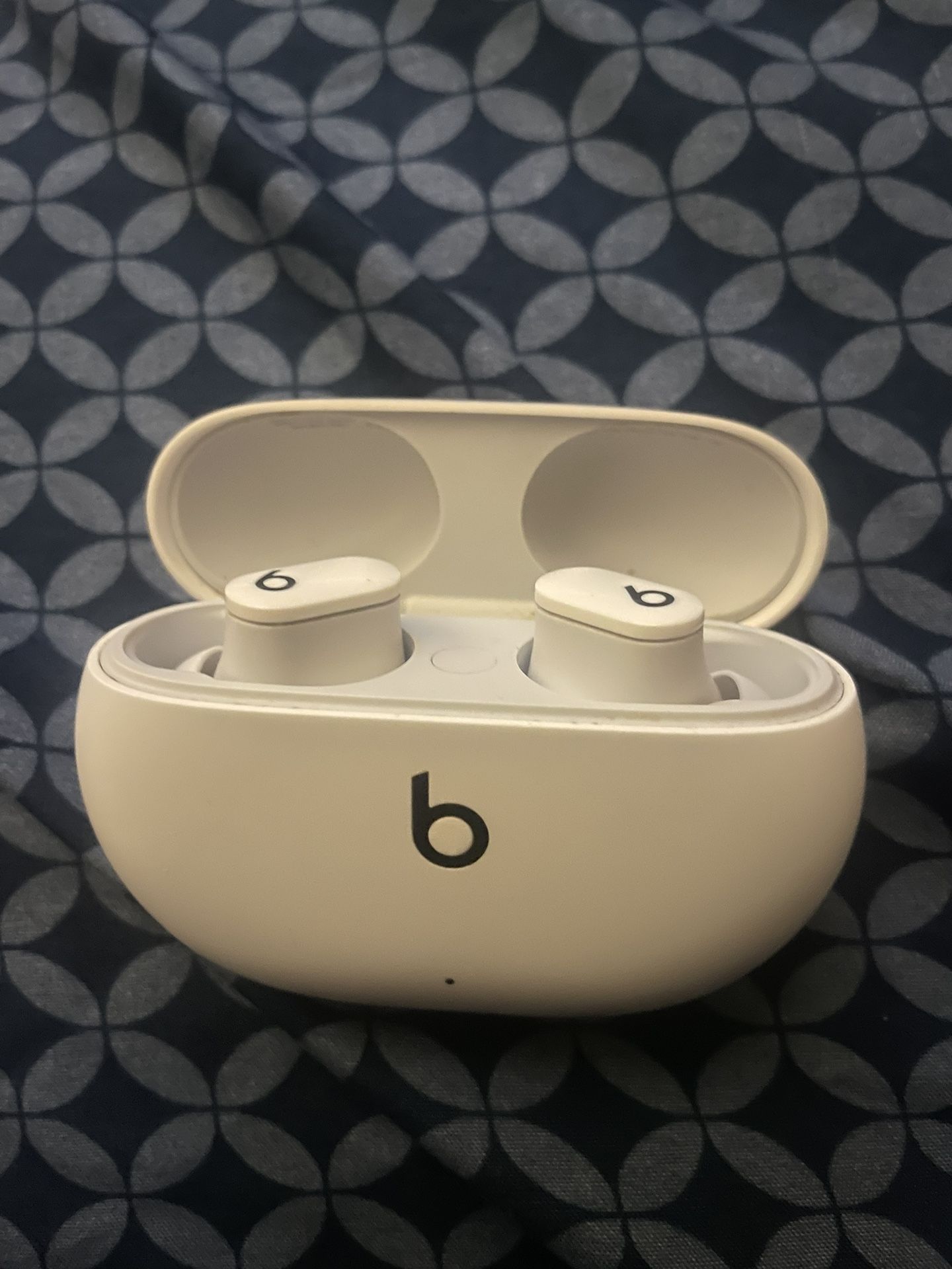 white beats bud