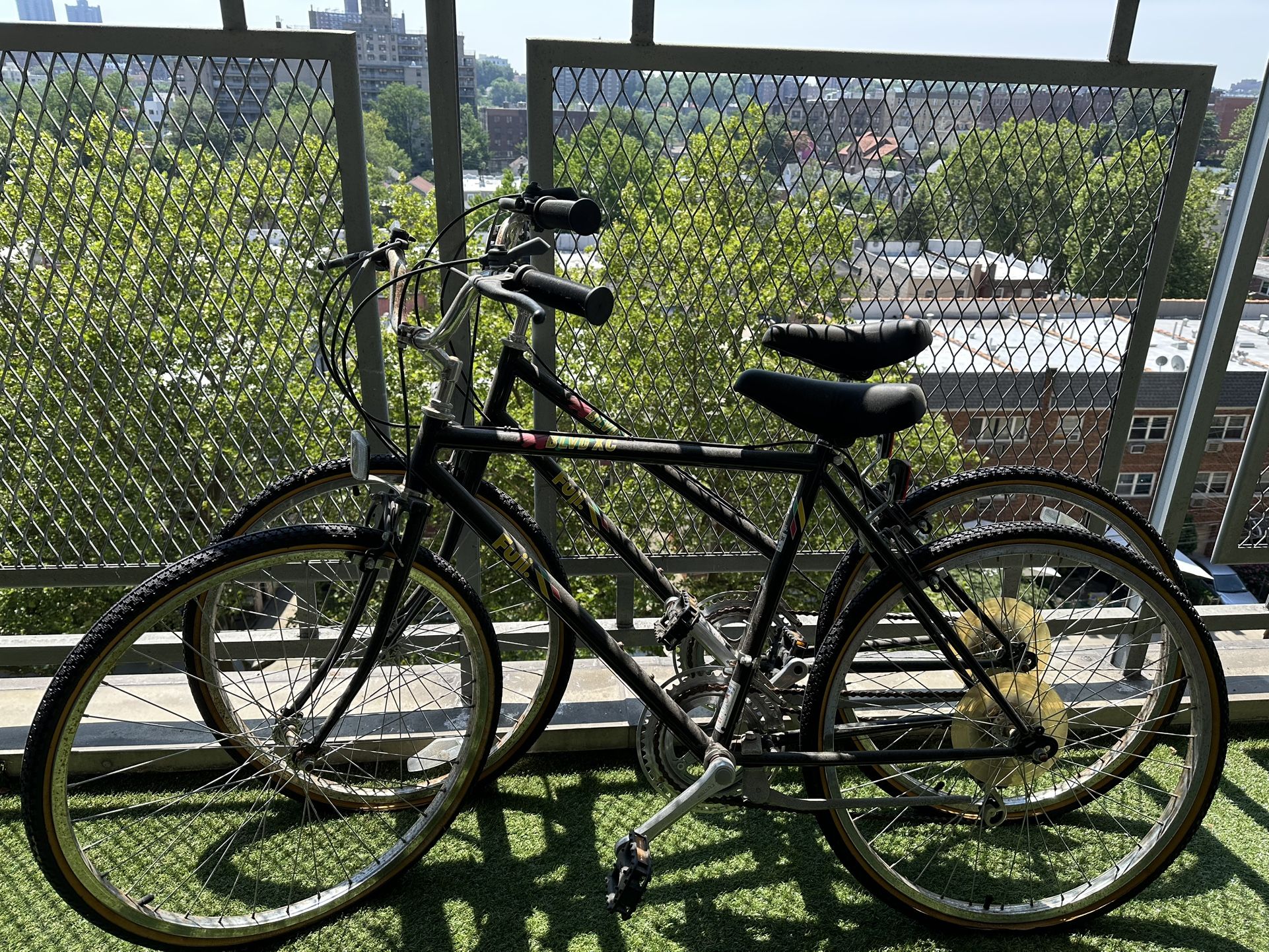 🚴♂️ Two Adult Hybrid Bikes – Easy Fix, Great Deal!