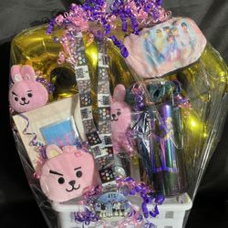 BTS BANGTAN BT21 KPOP  🎄CHRISTMAS GIFT BASKET 