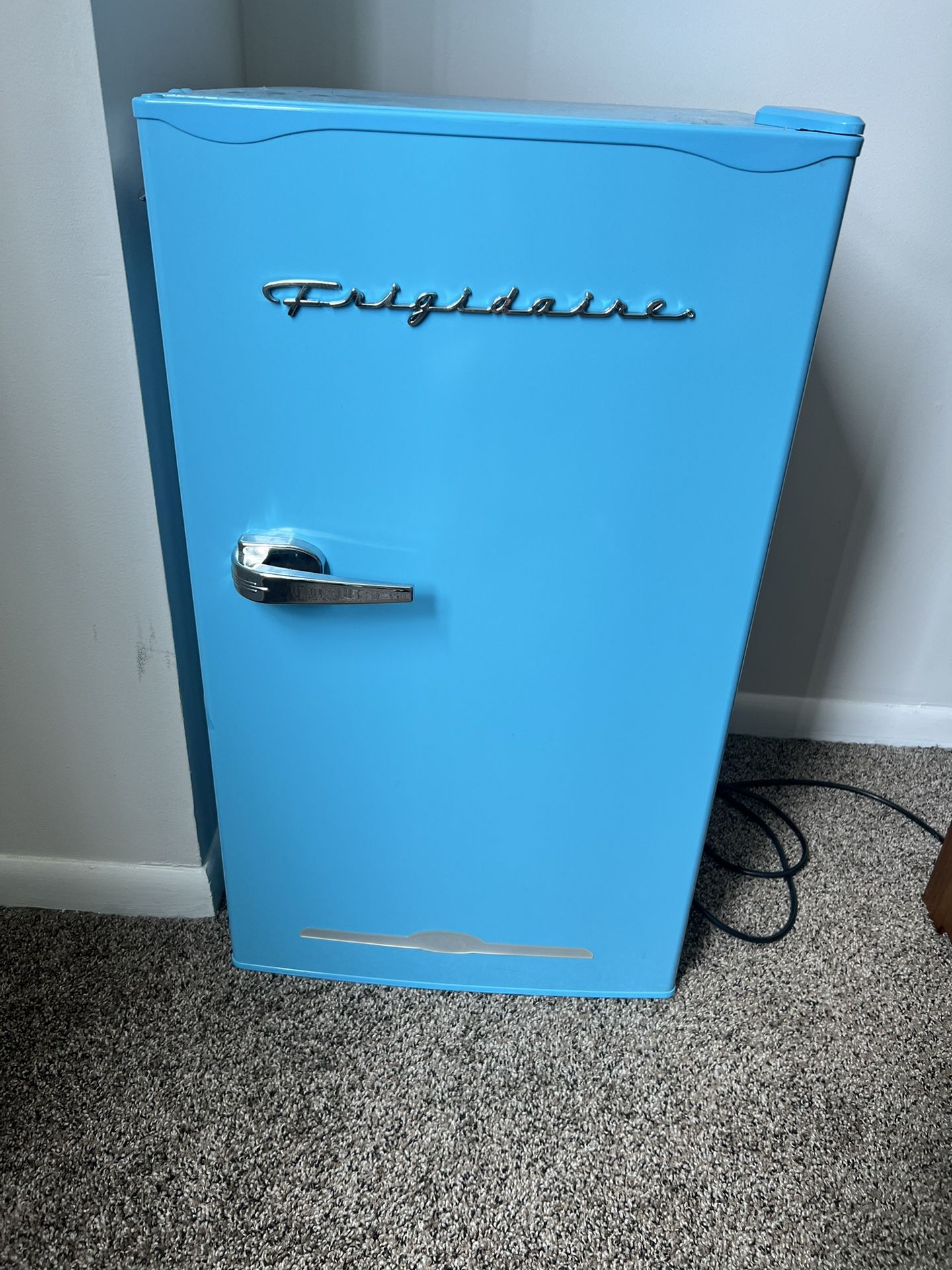 Retro Bar Fridge Refrigerator with Side Bottle Opener, 3.2 cu. Ft